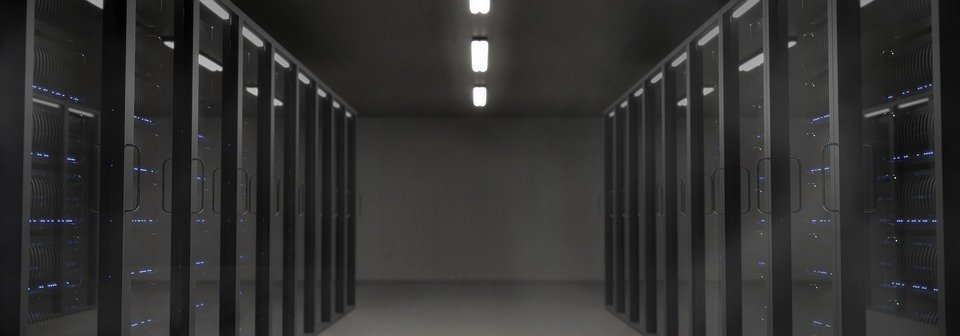 Blick in ein Rechenzentrum mit Serverschränken